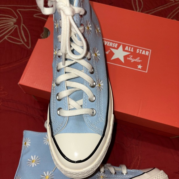 Converse Sz 8 1/2 NIB Blue with Embroidered Daisies High Top Tennis Shoes - Picture 5 of 7